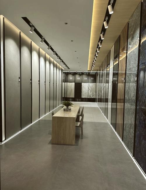 商品如何陈列_柔光质感砖在高端零售店铺的应用如何提升商品陈列的质感和顾客体验_商品超市陈列