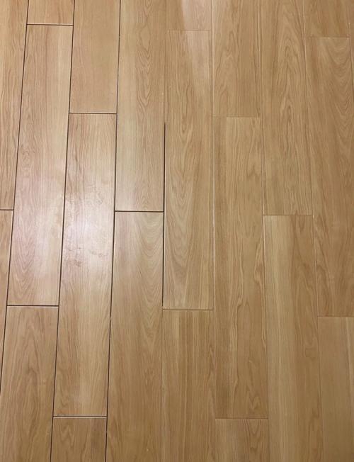 地板砖抓类似纹真实木纹怎么办_木纹砖系列的产品是否提供与真实木地板类似的多种表面处理如手抓纹等?_摸起来有纹路的地板砖