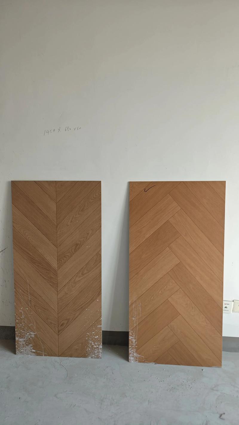 木纹砖人字拼损耗_木纹砖系列的人字拼或鱼骨拼铺贴方式是否会增加材料损耗和施工难度?_瓷砖铺贴损耗率计算方法