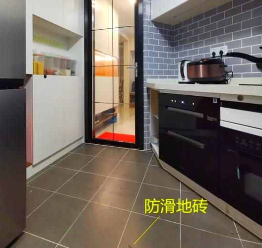 防滑超耐磨大理石瓷砖在厨房地面应用时如何应对油污和湿滑的双重挑战_厨房重油污清洁剂_厨房台面大理石瓷砖