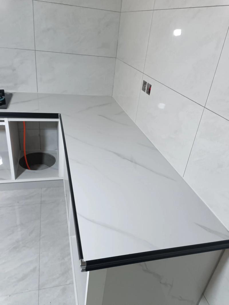 厨房重油污清洁剂_防滑超耐磨大理石瓷砖在厨房地面应用时如何应对油污和湿滑的双重挑战_厨房台面大理石瓷砖