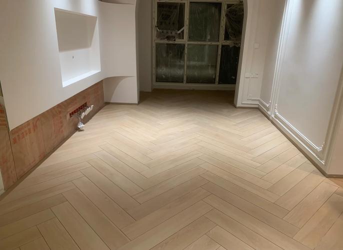 颗粒木纹砖的铺贴方向是否应该与主要采光方向平行以增强空间的纵深感_颗粒木纹砖的铺贴方向是否应该与主要采光方向平行以增强空间的纵深感_颗粒木纹砖的铺贴方向是否应该与主要采光方向平行以增强空间的纵深感