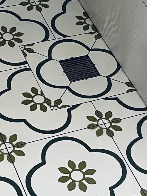 瓷砖压痕印怎么去除_瓷砖压痕怎么除掉_布拉提系列瓷砖的复杂图案是否会导致其在小空间内产生压抑的视觉感受?