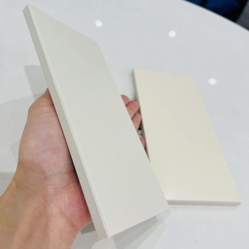 瓷砖坯体白是不是很好_瓷砖坯体的材质_超白胚系列瓷砖在坯体原料选择上与传统坯体相比需要排除哪些着色杂质?