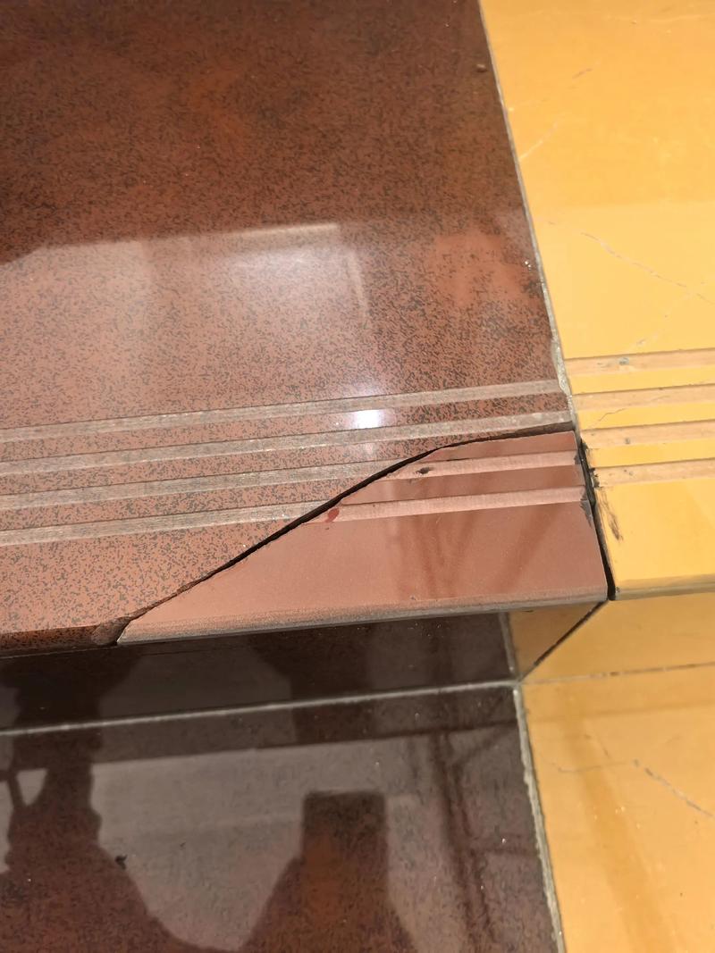 通体大理石系列瓷砖的破损后可以局部更换吗,更换后的颜色和纹理能一致吗?_大理石纹路可以改吗_大理石纹理修复