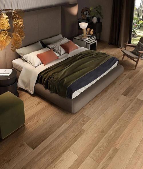 颗粒木纹系列瓷砖的颗粒质感能带来怎样的脚感,适合用于卧室地面吗?_带颗粒的地砖叫什么_颗粒地板砖