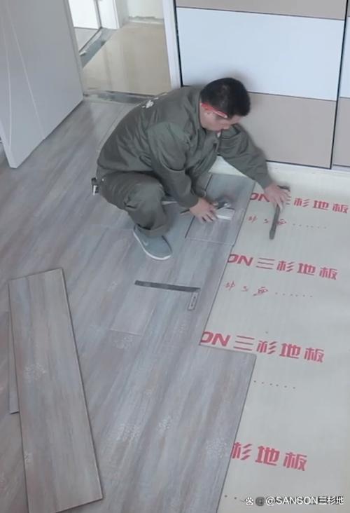 复合木地板防潮垫_木纹系列瓷砖与复合木地板相比,安装时是否需要铺设防潮垫,能起到防潮作用吗?_复合木地板防潮吗