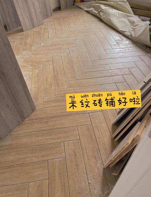 走廊木纹砖铺贴效果图_狭长通道铺木纹砖_木纹系列瓷砖的小规格(如 150x900)和大规格(如 200x1200)哪个更适合狭长型走廊?