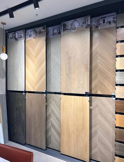 狭长通道铺木纹砖_走廊木纹砖铺贴效果图_木纹系列瓷砖的小规格(如 150x900)和大规格(如 200x1200)哪个更适合狭长型走廊?