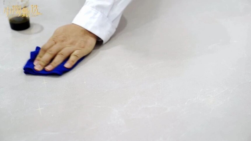 现代简约风格轻奢风_轻纹理瓷砖测评_素色质感砖系列的抗磨性能和抗污性能哪个更重要,如何选择?