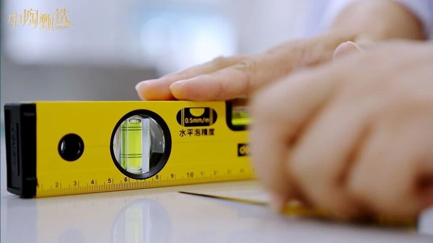 轻纹理瓷砖测评_素色质感砖系列的抗磨性能和抗污性能哪个更重要,如何选择?_现代简约风格轻奢风