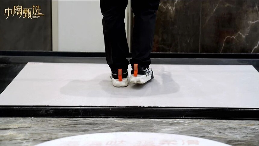 素色质感砖系列的抗磨性能和抗污性能哪个更重要,如何选择?_轻纹理瓷砖测评_现代简约风格轻奢风