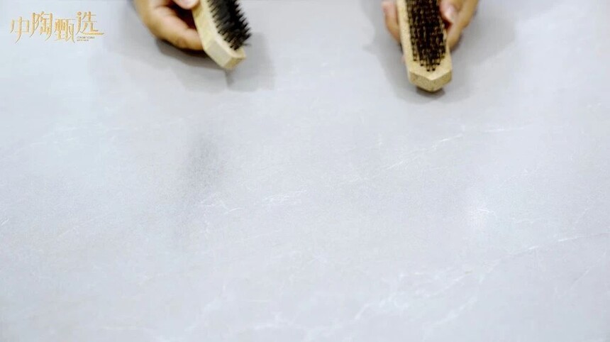 现代简约风格轻奢风_素色质感砖系列的抗磨性能和抗污性能哪个更重要,如何选择?_轻纹理瓷砖测评