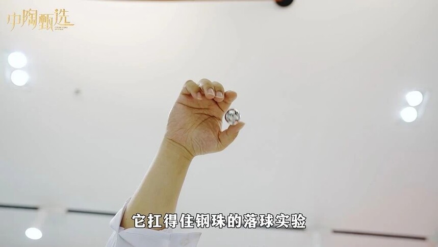 现代简约风格轻奢风_素色质感砖系列的抗磨性能和抗污性能哪个更重要,如何选择?_轻纹理瓷砖测评