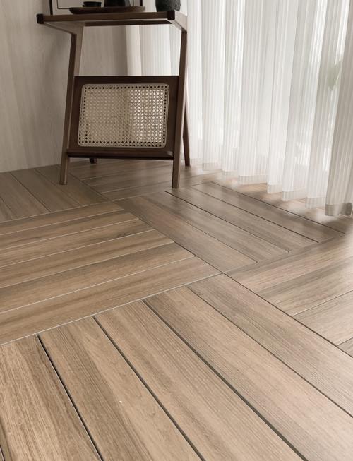 木纹瓷砖大小_木纹系列瓷砖的规格有哪些选择,小规格和大规格各有什么铺贴优势?_木纹瓷砖规格尺寸