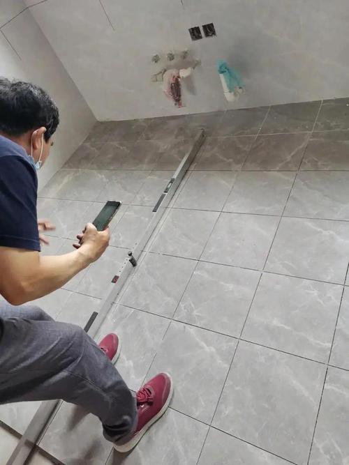 缝耐磨瓷砖铺厚度贴板好吗_超耐磨通体中板瓷砖的厚度一般是多少,铺贴时需要留缝吗?_瓷砖耐磨度标准是多少