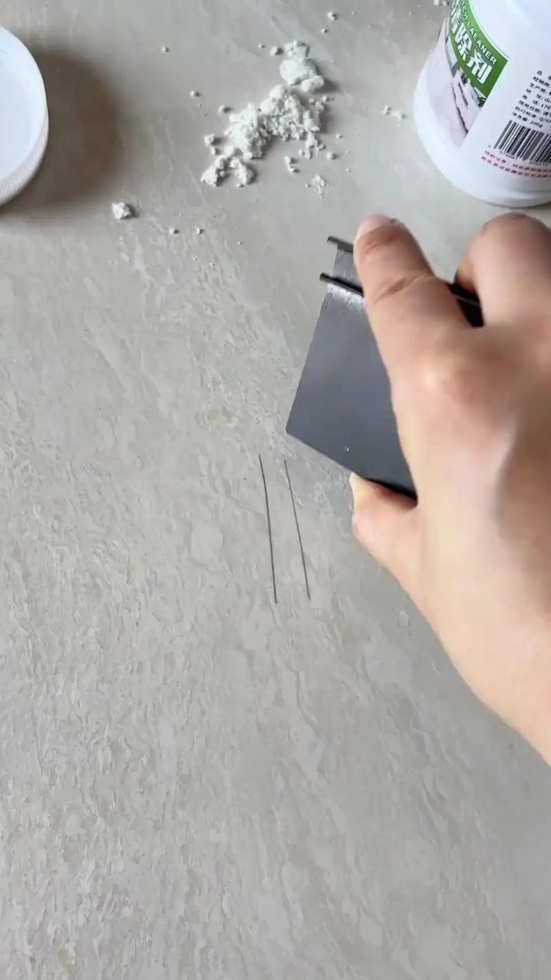 如何有效清除瓷砖表面的水泥渍、金属划痕或顽固污垢?_去除瓷砖水泥_去除瓷砖水泥污渍方法