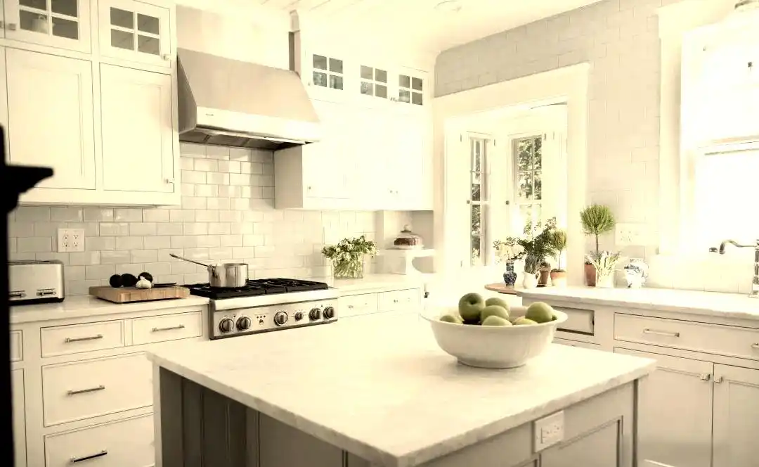 珐琅防溅板特点_通体大理石瓷砖在应用于厨房防溅板时其抗油烟附着能力如何_厨房墙面材料选择