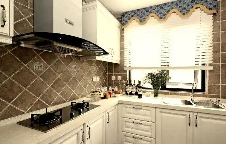 通体大理石瓷砖在应用于厨房防溅板时其抗油烟附着能力如何_珐琅防溅板特点_厨房墙面材料选择