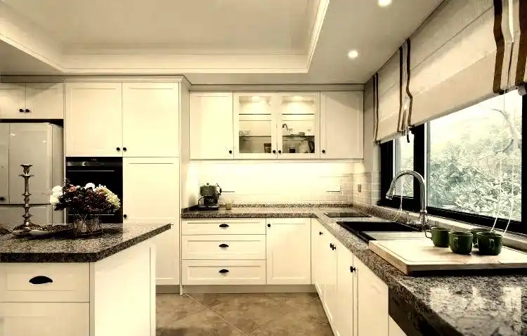 厨房墙面材料选择_通体大理石瓷砖在应用于厨房防溅板时其抗油烟附着能力如何_珐琅防溅板特点