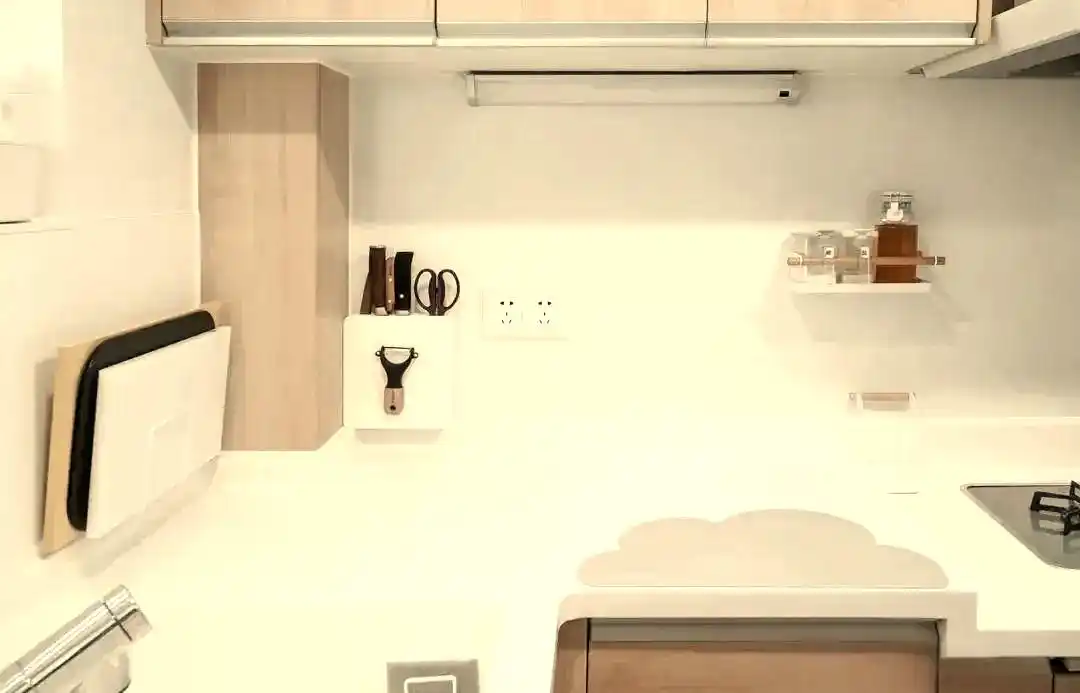 通体大理石瓷砖在应用于厨房防溅板时其抗油烟附着能力如何_厨房墙面材料选择_珐琅防溅板特点