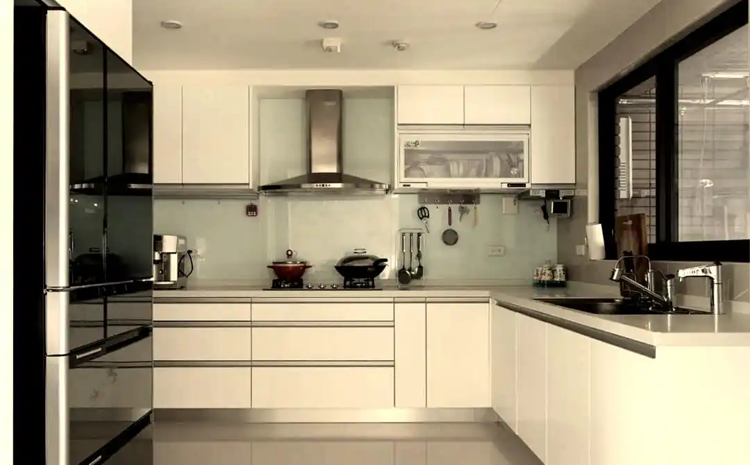 通体大理石瓷砖在应用于厨房防溅板时其抗油烟附着能力如何_珐琅防溅板特点_厨房墙面材料选择