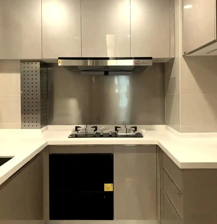 珐琅防溅板特点_通体大理石瓷砖在应用于厨房防溅板时其抗油烟附着能力如何_厨房墙面材料选择