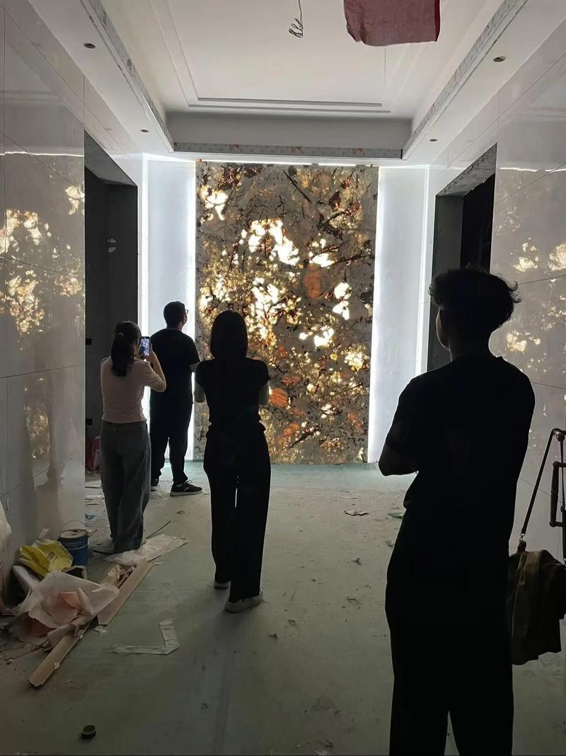 奢石陶瓷_奢石系列瓷砖的展示方式是否应该像画廊展示艺术品一样注重灯光和布局_奢石装修效果图