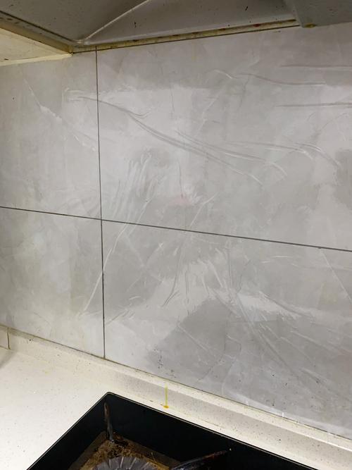通体大理石瓷砖在应用于厨房防溅板时其抗油烟附着能力如何_大理石瓷砖渗进油要怎么清洁_厨房大理石缝隙的油污