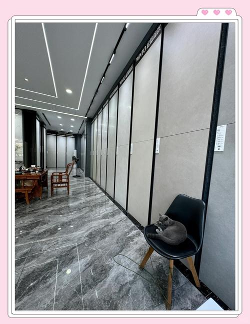 柔光质感砖在高端品牌专卖店的应用如何通过材质提升产品的陈列档次_瑜伽砖材质_透水砖材质贴图