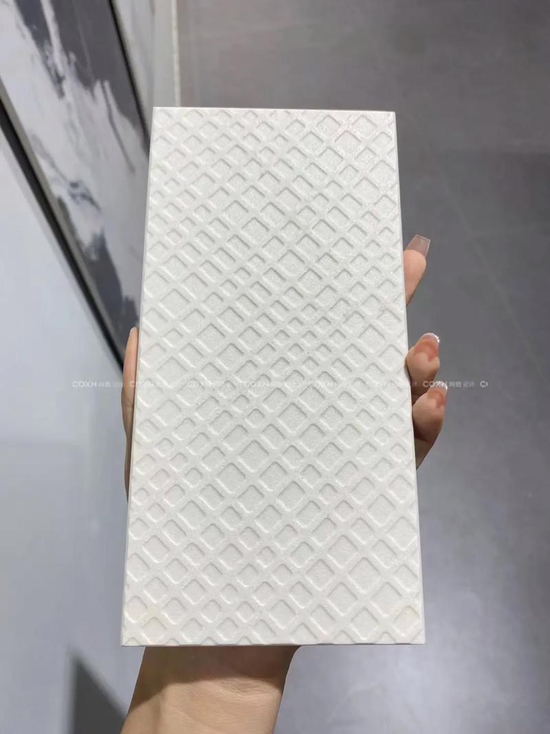 荧光釉料_超白坯体对于未来可能流行的荧光色或金属釉瓷砖有何种基础性支撑作用_荧光陶瓷材料