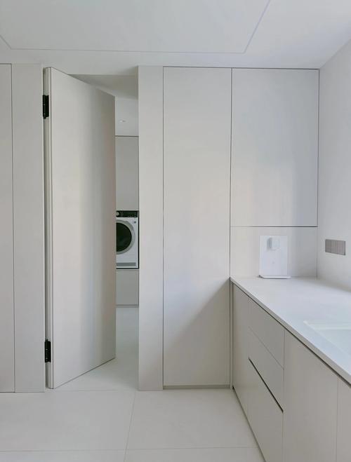 超白胚系列瓷砖在匹配极简主义隐形门设计时如何实现材质的统一延伸_隐形瓷砖踢脚线效果图_隐形瓷砖门做法详图