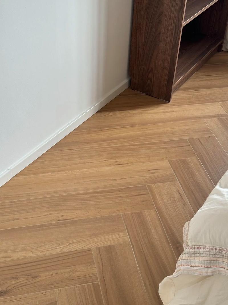 木纹砖耐磨不_木纹砖在长期使用后其表面釉料的耐磨度是否依然能保持木纹的清晰度_木纹瓷砖耐磨吗