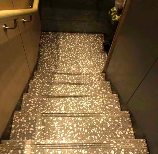 瓷砖发展史及生产工艺_水磨石系列瓷砖历史发展:从工业地坪到时尚宠儿的演变历程_地板砖发展史