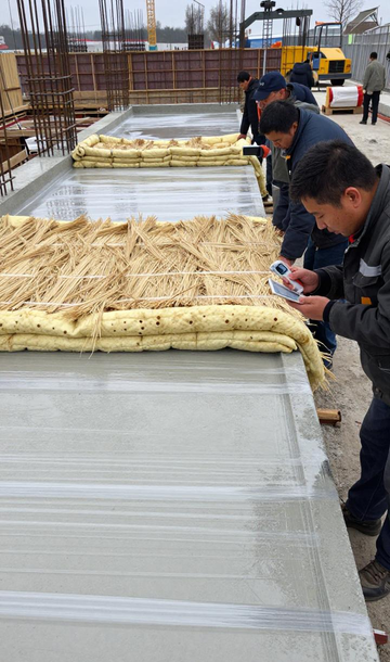 冬季低温施工的致命风险:环境温度、材料温度、养护条件必须遵守的“红线”。_冬季低温施工的致命风险:环境温度、材料温度、养护条件必须遵守的“红线”。_冬季低温施工的致命风险:环境温度、材料温度、养护条件必须遵守的“红线”。