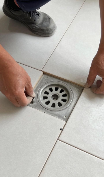 隐形镶砖地漏_隐形地漏瓷砖怎么镶嵌_隐形地漏与长条地漏:如何将其完美嵌入瓷砖铺贴,成为功能艺术品?