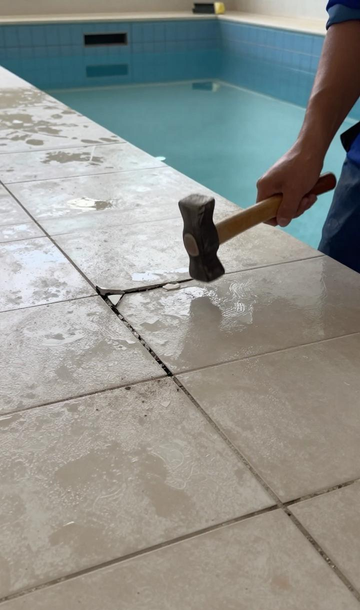 瓷砖空鼓灌浆注射器_瓷砖空鼓如何打眼_游泳池瓷砖的周期性保养:放水后检查空鼓、裂缝,并专业清洁消毒。