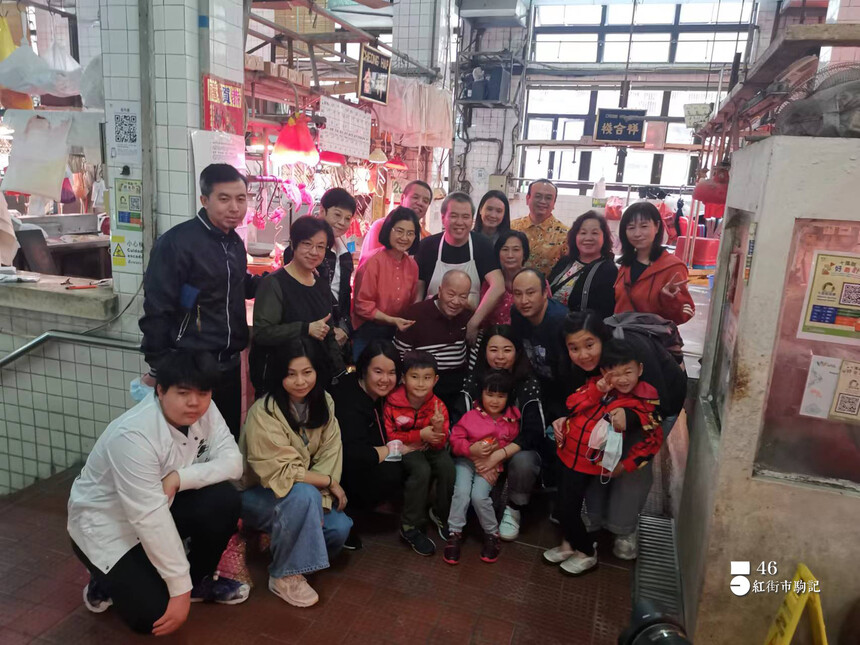 駒記招牌高掛舊紅街市的最後一天 九旬老父跟家人四代同臨支持 駒記招牌高掛舊紅街市的最後一天 九旬老父跟家人四代同臨支持
