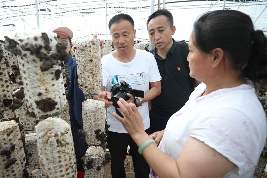 乌拉特前旗文联组织各文艺家协会会员进行“决战脱贫攻坚、决胜全面小康、奋斗有我”主题采风活动 第7张