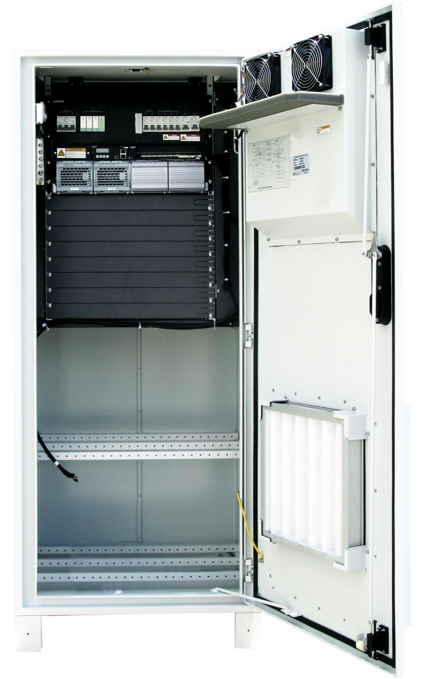 TP48200A-D15A1 front open正面开门室外通信电源是一类专为5G基站、边缘计算节点等户外场景设计的高可靠、智能化供电系统,具备高效节能、宽温运行、智能监控和模块化维护等核心优势?。 这类电源系统广泛应用于无线接入站点、偏远地区覆盖、应急通信保障等复杂环境,通过集成整流、配电、储能与温控功能,实现“一站一柜”的极简部署,显著降低运维成本并提升供电稳定性 。 核心技术特点: 高效率与节能设计? 采用自研高效整流模块,转换效率普遍达 ?96%以上?,部分型号超过98%,配合智能削峰、夜间调压等技术,年均可节省电费15%左右 。 宽温适应与高防护等级? 支持 ?-40℃至+75℃? 极端温区运行,IP55级防尘防水,部分机型具备盐雾防腐、抗震防盗设计,适用于高原、沿海、寒带等严苛环境 。 智能监控与远程管理? 支持动环监控、电池状态检测(SOH)、远程告警与参数配置,可通过APP或网管平台实现可视化运维,降低80%现场巡检频次 。 模块化与可扩展性? 支持热插拔整流模块、电池在线扩容,便于按需升级。部分方案支持“一柜替多柜”,集成光油电储多能源输入,实现全链路智能调度 。 典型产品系列: TP48200A系列?:高频48V/200A一体化机柜,支持直通风散热,适用于5G小微站快速部署 。 MTS9302A系列?:支持多温控方式(热交换/TEC空调),适合汇聚层机房与企业网通信场景 。 OPM系列刀片电源?:轻量化设计,适配RRU拉远、边缘节点等空间受限场景,具备AC/DC转换能力 。