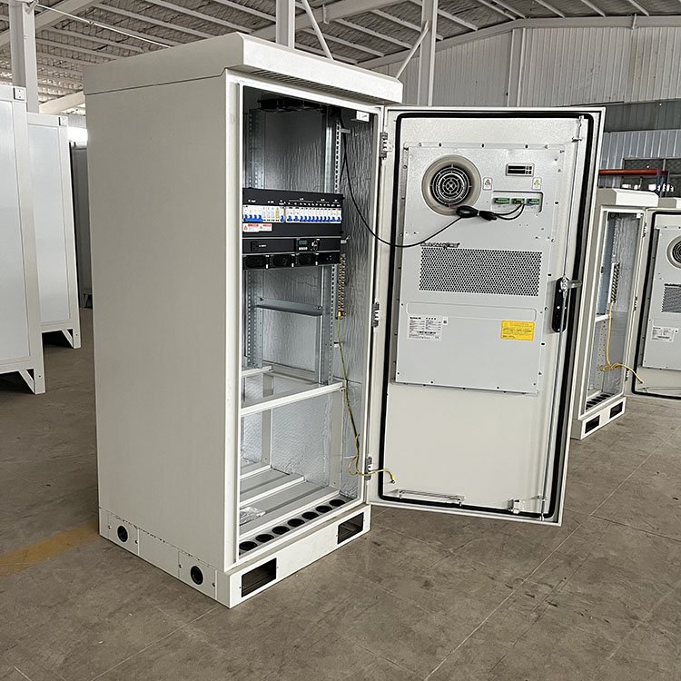 室外通信电源是一类专为5G基站、边缘计算节点等户外场景设计的高可靠、智能化供电系统,具备高效节能、宽温运行、智能监控和模块化维护等核心优势?。 这类电源系统广泛应用于无线接入站点、偏远地区覆盖、应急通信保障等复杂环境,通过集成整流、配电、储能与温控功能,实现“一站一柜”的极简部署,显著降低运维成本并提升供电稳定性 。 核心技术特点: 高效率与节能设计? 采用自研高效整流模块,转换效率普遍达 ?96%以上?,部分型号超过98%,配合智能削峰、夜间调压等技术,年均可节省电费15%左右 。 宽温适应与高防护等级? 支持 ?-40℃至+75℃? 极端温区运行,IP55级防尘防水,部分机型具备盐雾防腐、抗震防盗设计,适用于高原、沿海、寒带等严苛环境 。 智能监控与远程管理? 支持动环监控、电池状态检测(SOH)、远程告警与参数配置,可通过APP或网管平台实现可视化运维,降低80%现场巡检频次 。 模块化与可扩展性? 支持热插拔整流模块、电池在线扩容,便于按需升级。部分方案支持“一柜替多柜”,集成光油电储多能源输入,实现全链路智能调度 。 典型产品系列: TP48200A系列?:高频48V/200A一体化机柜,支持直通风散热,适用于5G小微站快速部署 。 MTS9302A系列?:支持多温控方式(热交换/TEC空调),适合汇聚层机房与企业网通信场景 。 OPM系列刀片电源?:轻量化设计,适配RRU拉远、边缘节点等空间受限场景,具备AC/DC转换能力 。