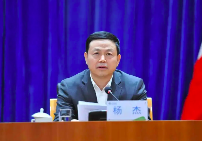 杨杰在主持讲话时强调,公司上下要把深入学习贯彻全会精神作为一项