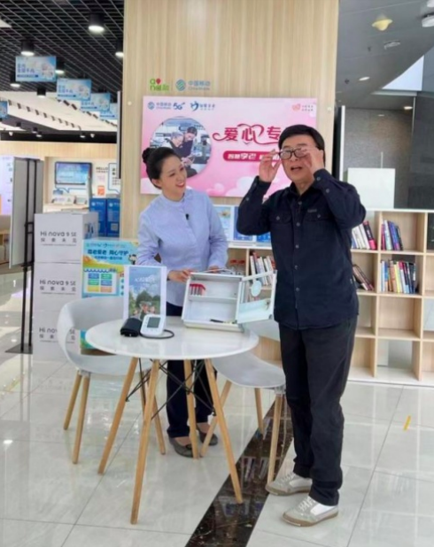 北京移动副总经理谭云峰面向观众详细介绍了本次推出的五项服务举措