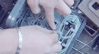 室内光缆铺设_光纤入户过程_光缆处理与熔接