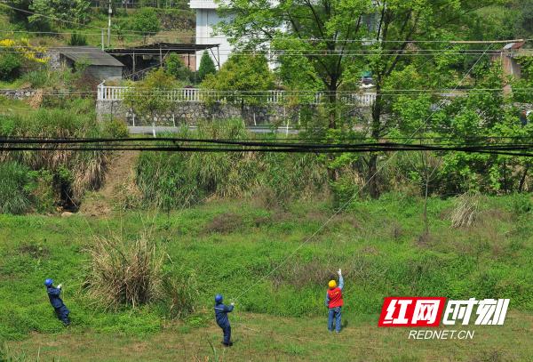 ADSS光缆安装_220千伏中连变至中连所ADSS光缆敷设_国网娄底信通公司光缆架设