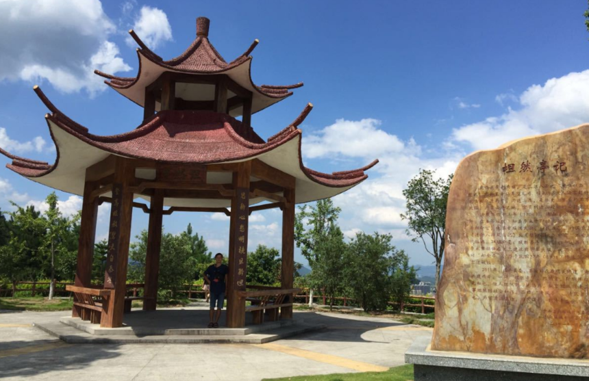 据闻郑成功之父郑芝龙率军由连州进入连山时,便在今天鹿鸣关一带劈山