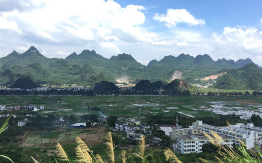 据闻郑成功之父郑芝龙率军由连州进入连山时,便在今天鹿鸣关一带劈山