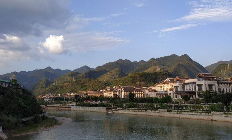 旅游景点 贵州省 仁怀茅台镇 茅台镇位于仁怀市赤水河畔,是川黔水陆