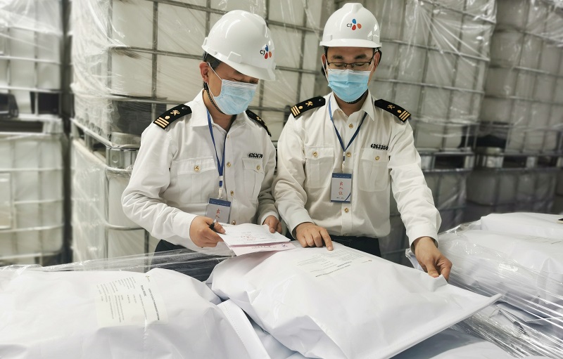 1624609818403159.jpg 图为海关关员在企业开展出口饲料添加剂安全风险监控工作.jpg