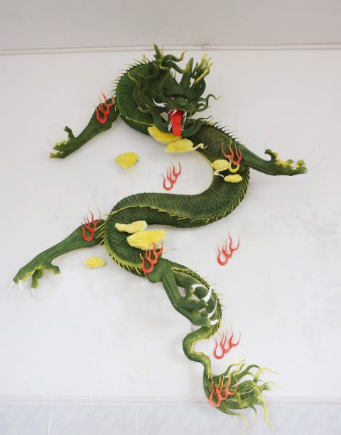 工作室内摆放着黄辉武的食雕作品.